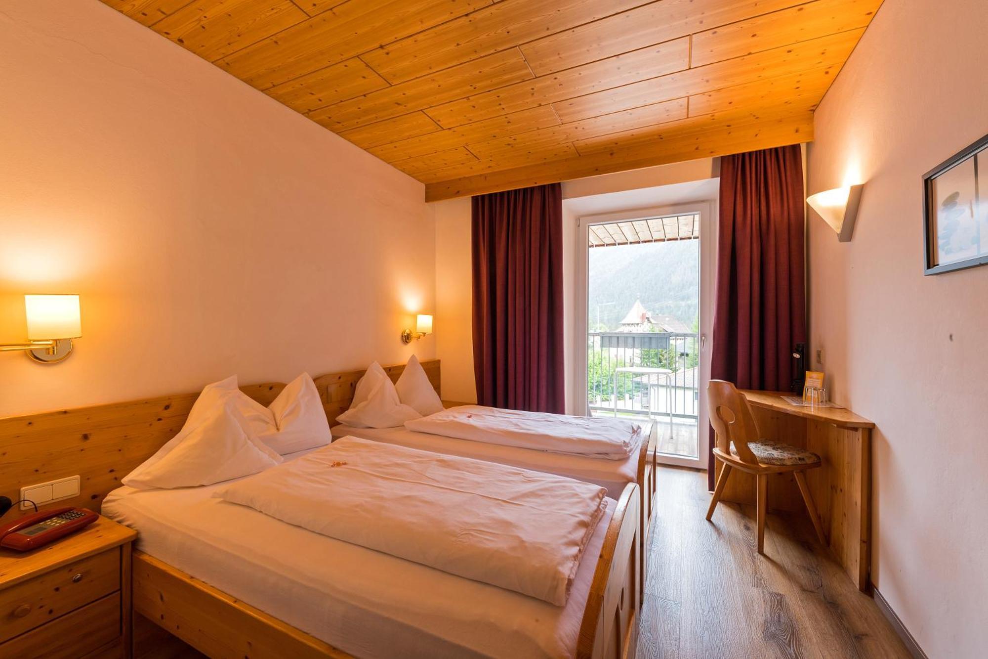 Hotel Dolomiten Dobbiaco Exterior foto