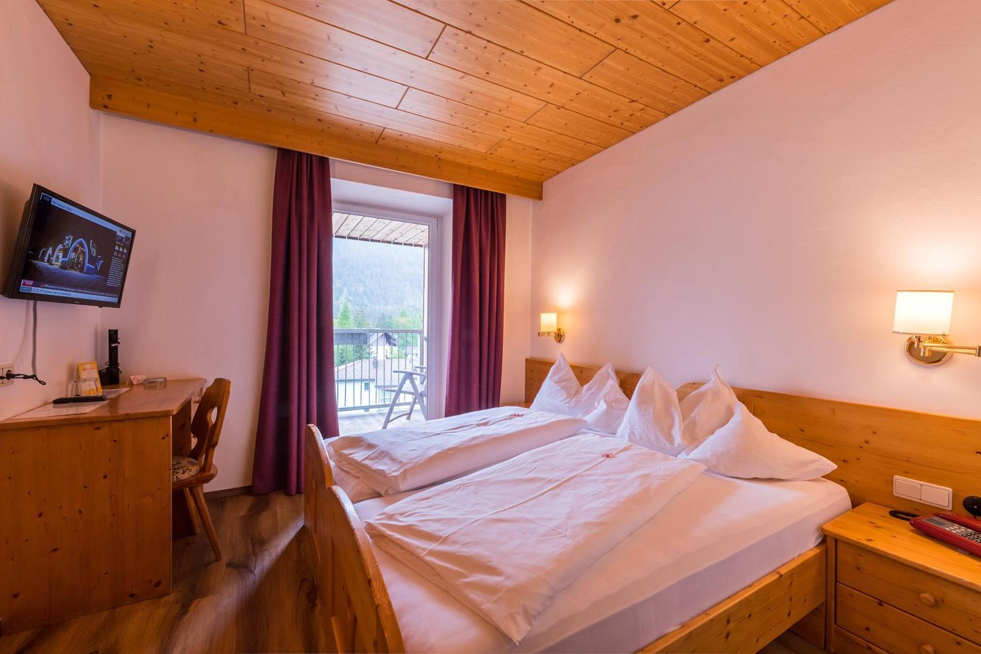 Hotel Dolomiten Dobbiaco Exterior foto